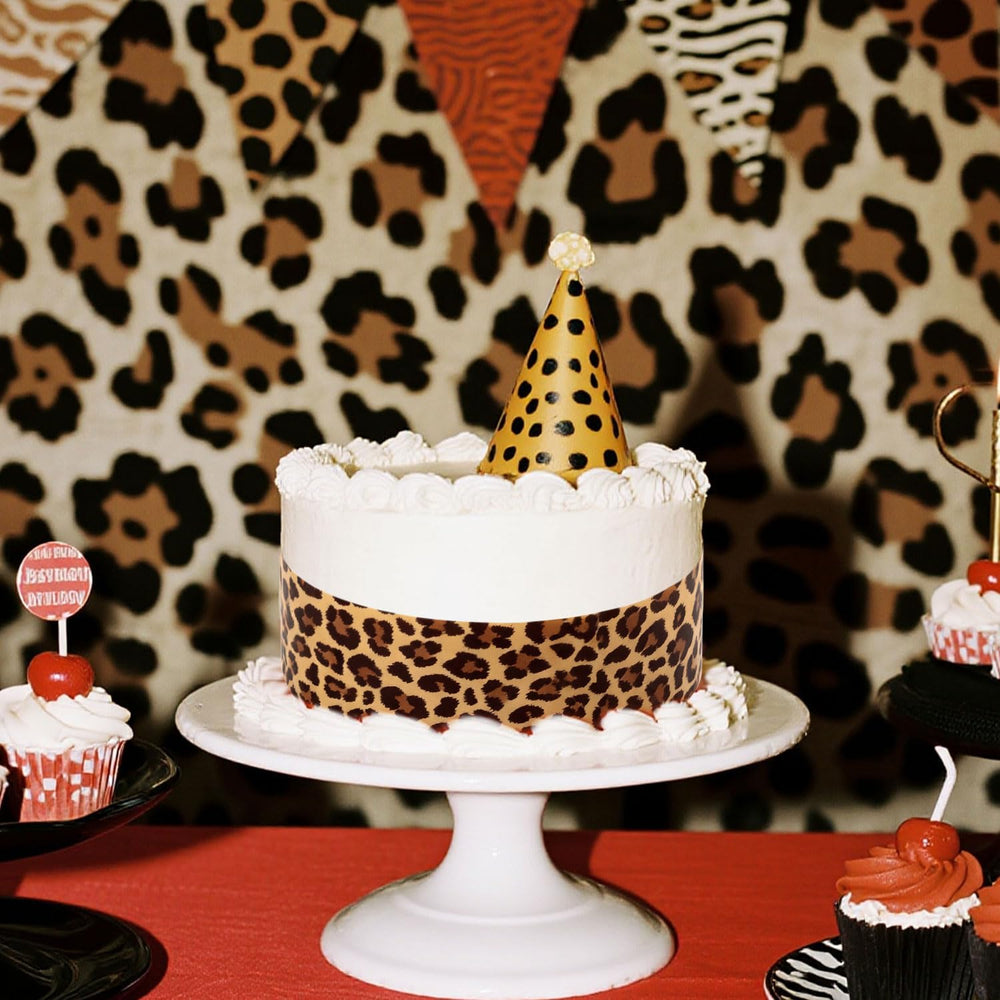 Fukaisu leopard edible border elevates party cakes with stylish flair.