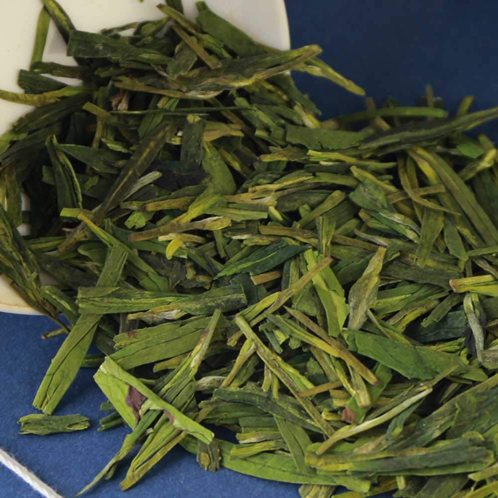 FullChea Longjing dry leaves display uniform, whole leaves for balanced brewing.