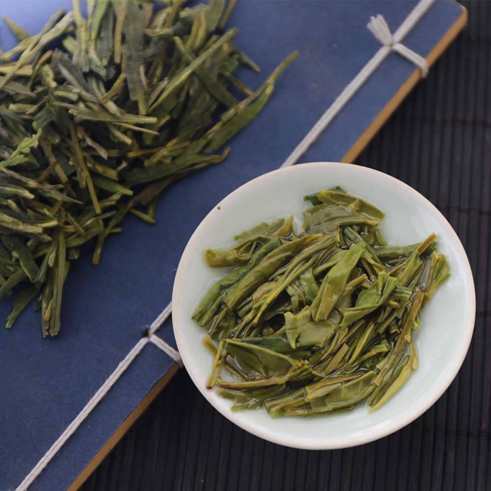 FullChea Longjing ritual with light snacks creates a refreshing afternoon break.