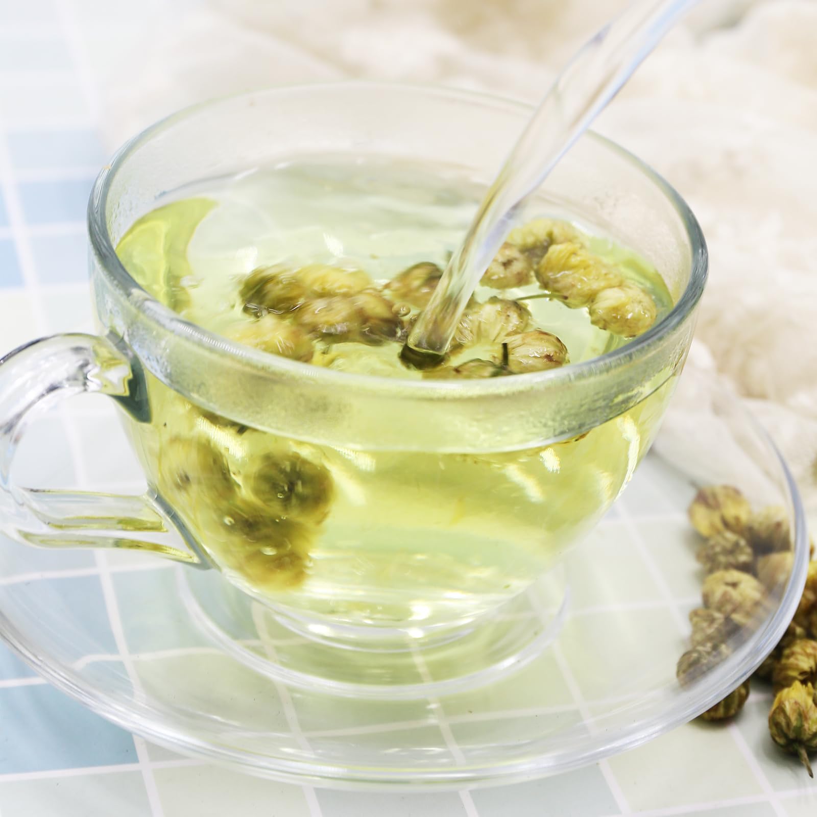 FullChea loose-leaf chrysanthemum tea ready for a fragrant cup