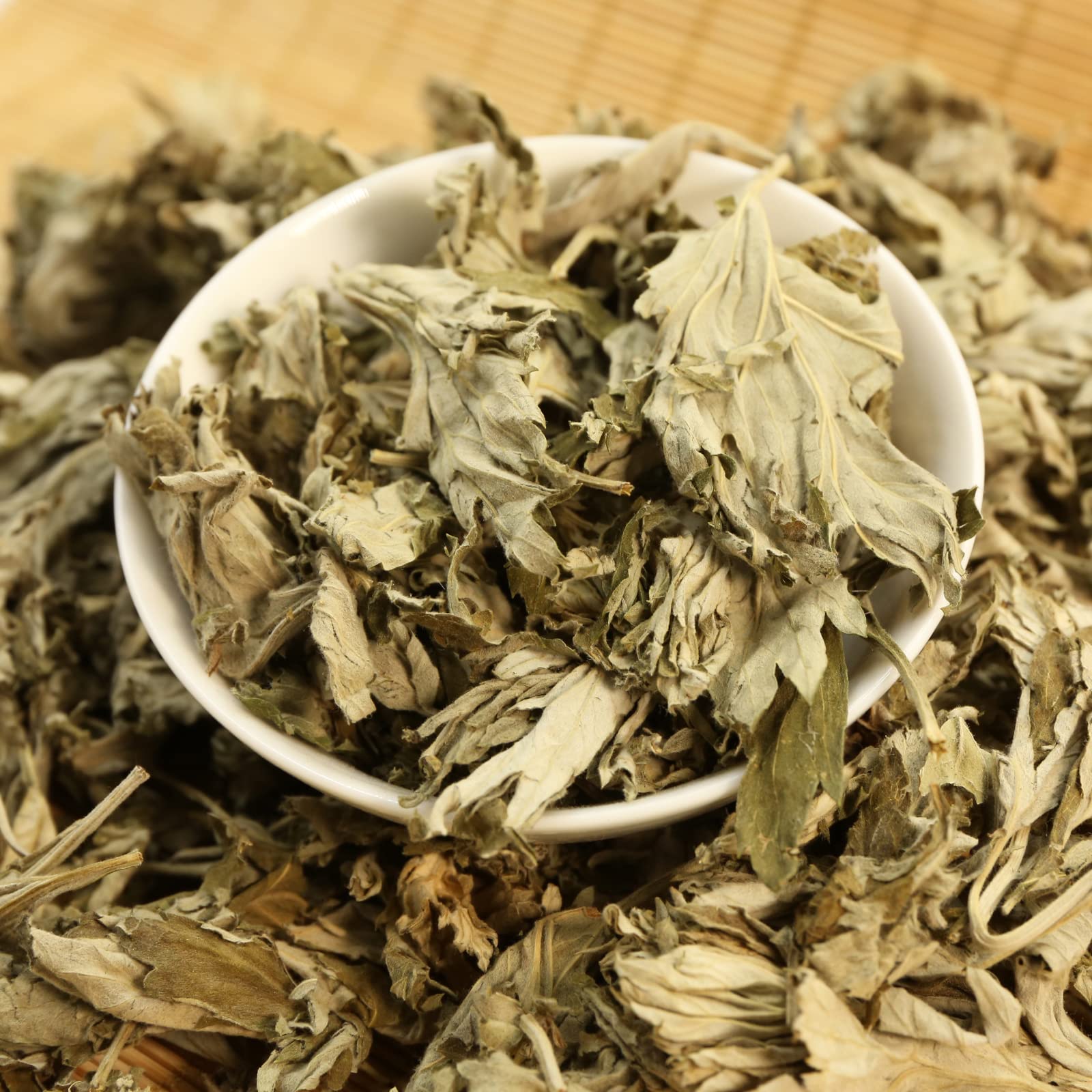 FullChea mugwort tea brew steep captures rich flavor and potential sleep-friendly ritual.