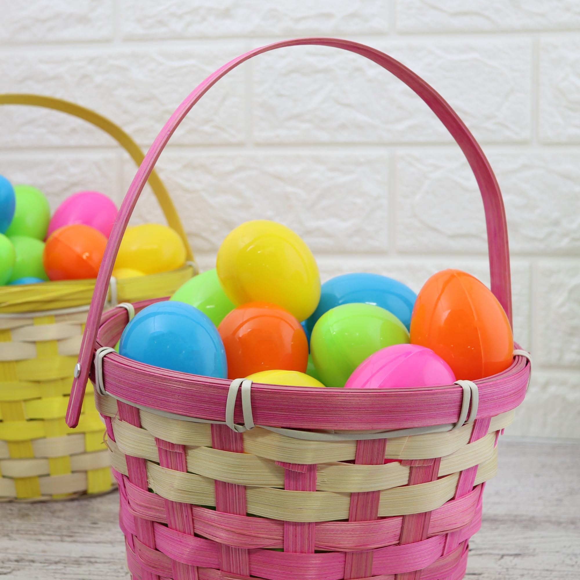 Galerie candy-filled Easter eggs enhance seasonal gifting with ready-to-share treats.