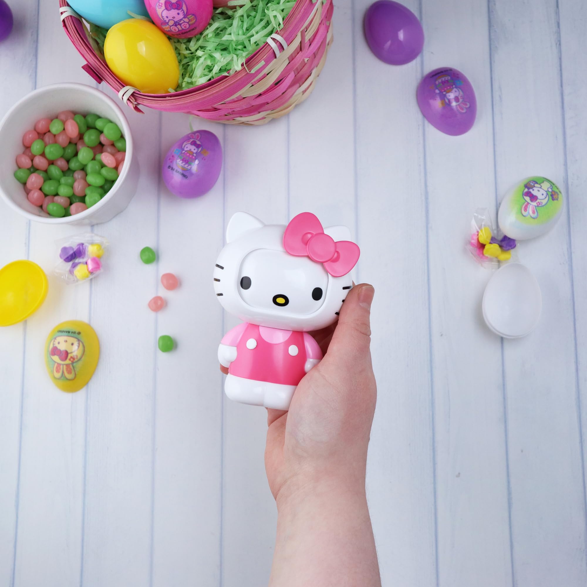 Galerie Hello Kitty candy dispenser described as a fun gift idea for celebrations