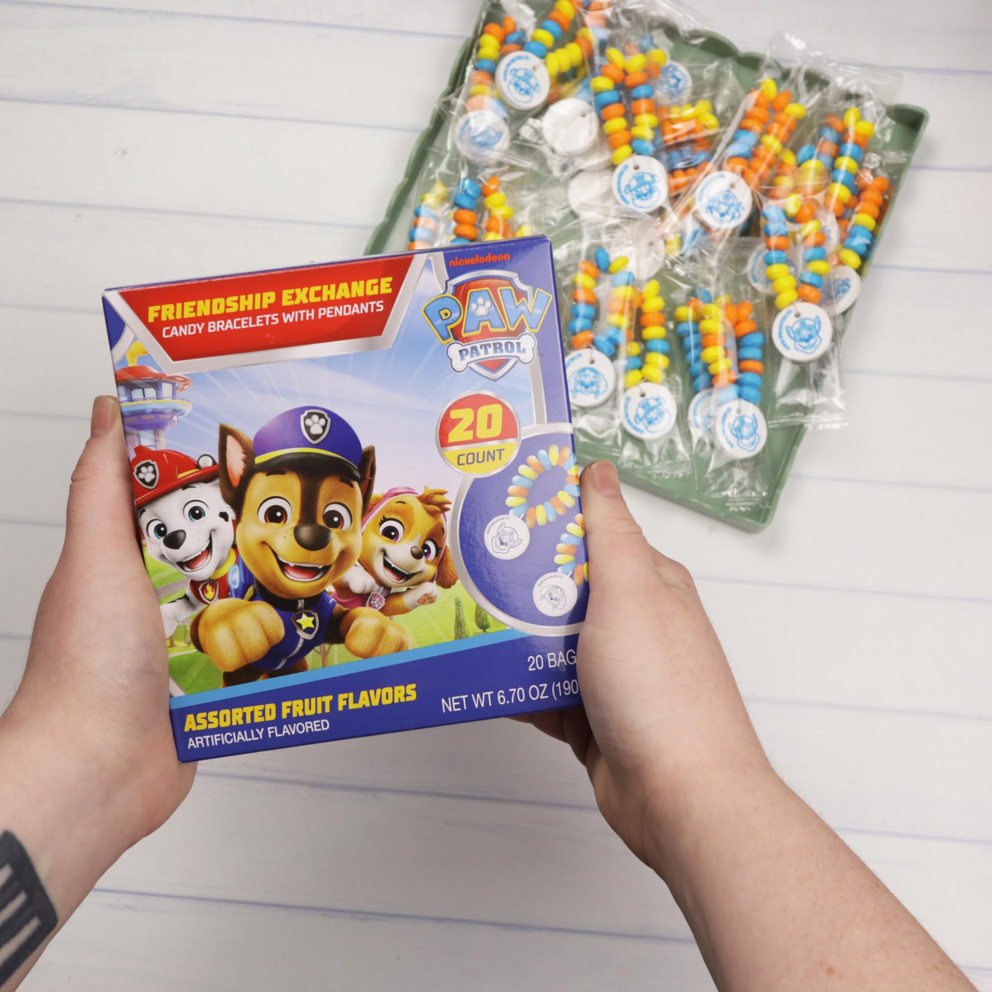 Galerie Paw Patrol candy bracelets ready for unboxing at celebrations.