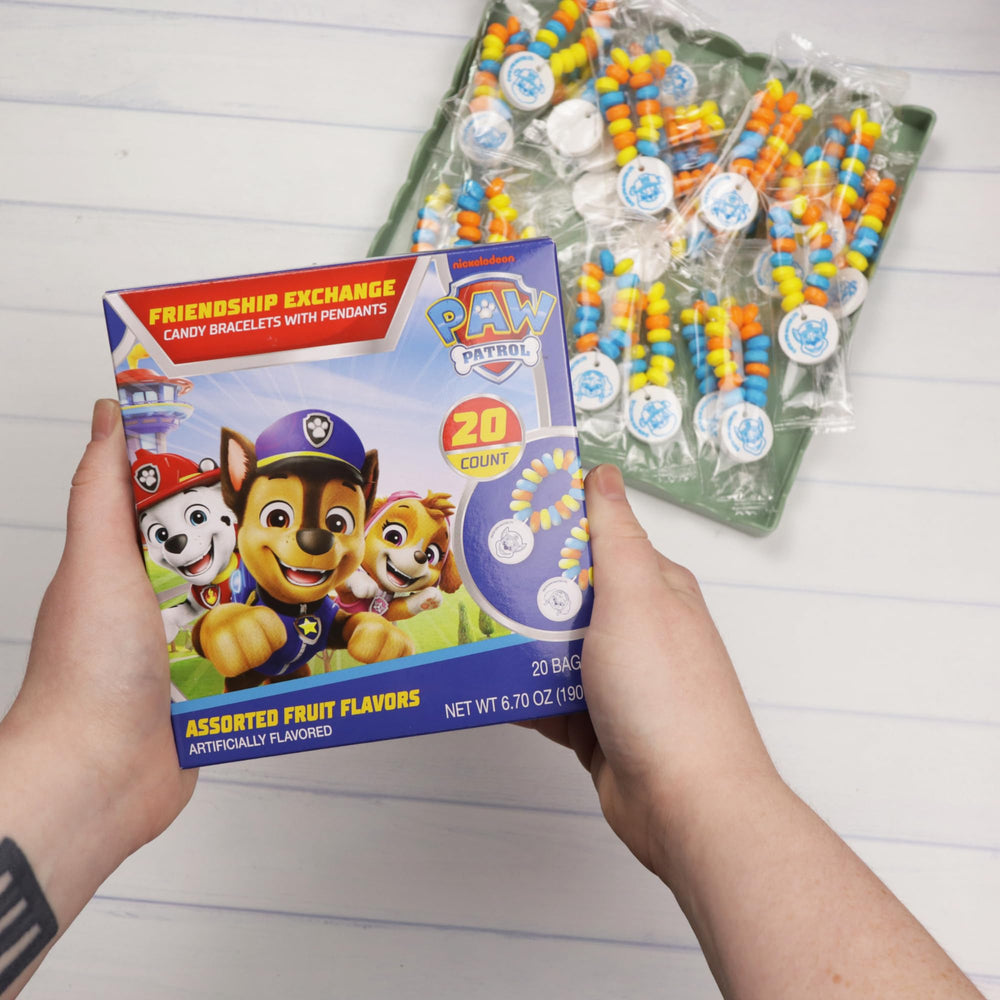 Galerie Paw Patrol candy bracelets ready for unboxing at celebrations.