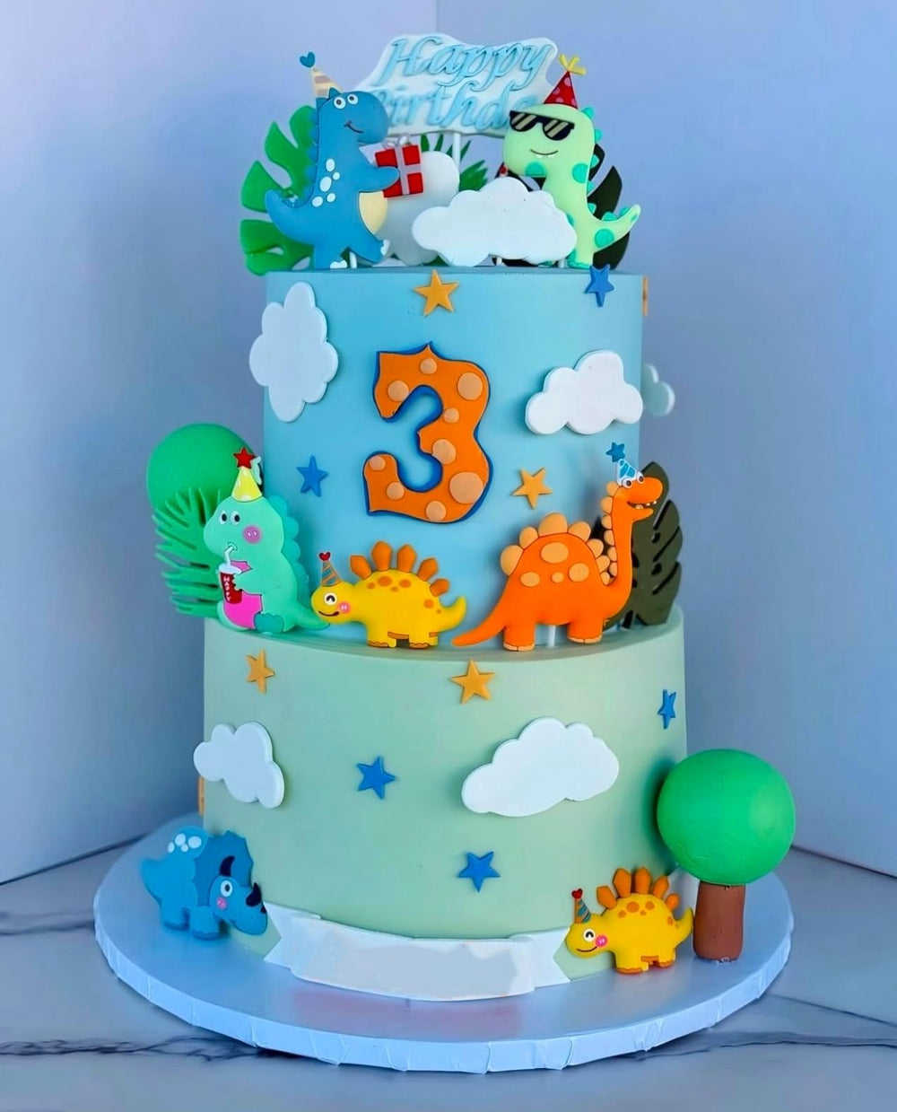 GallaRato dinosaur toppers with bright colors for playful party decor.