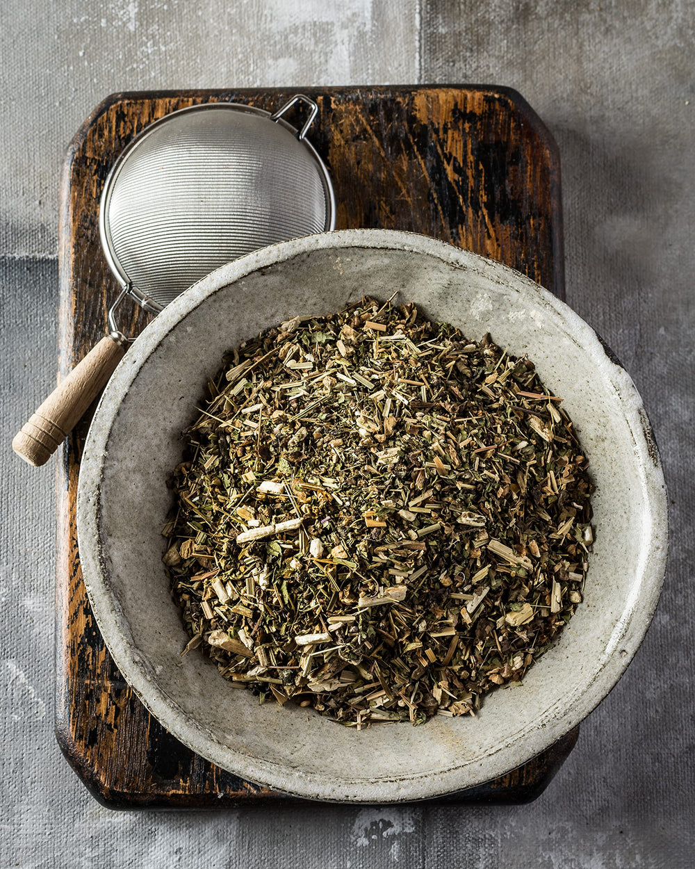 Gardenika Organic Immune Tea cup steaming with lemon notes and mint finish