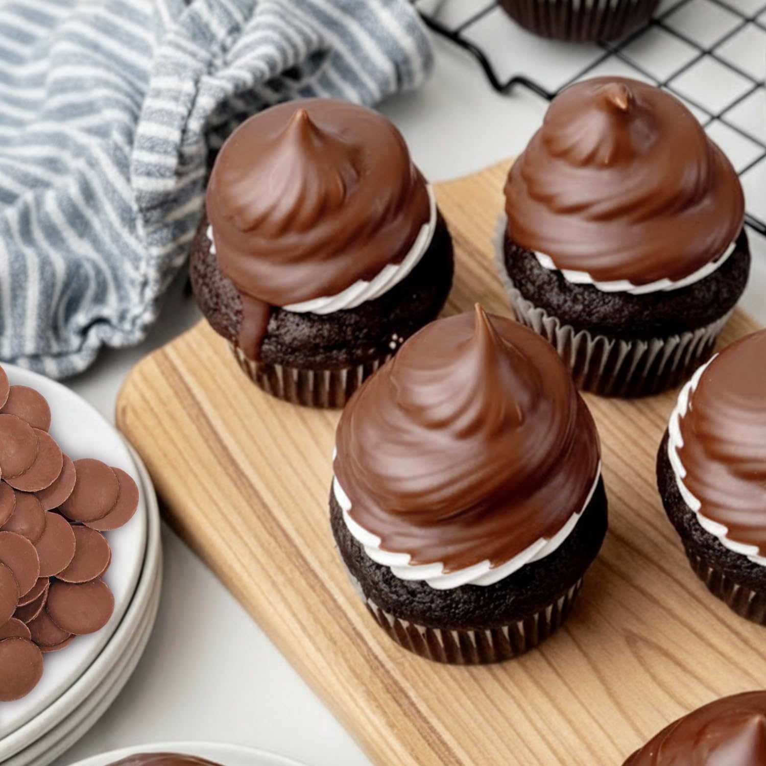 GEEOOLLAH cake pops dipping and decorating with lite cocoa wafers.