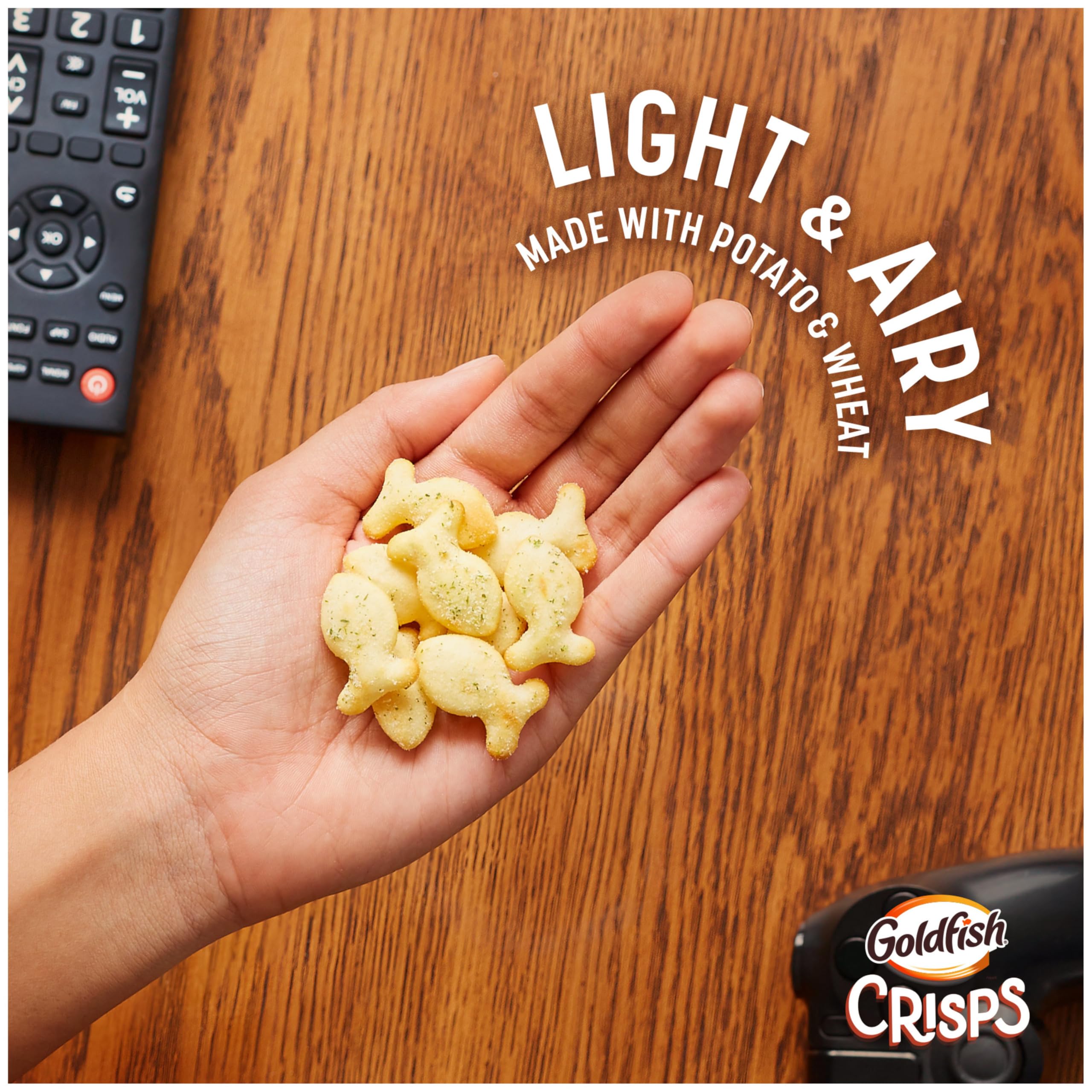 Kids reaching for Goldfish Sour Cream & Onion in lunch bag