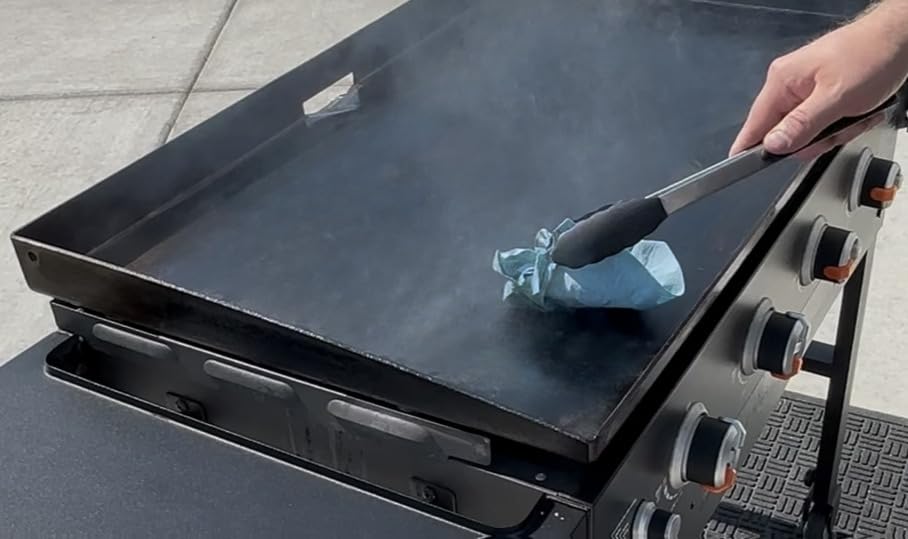 GriddleMATe high-heat sizzle image emphasizes high smoke point for extreme cooking