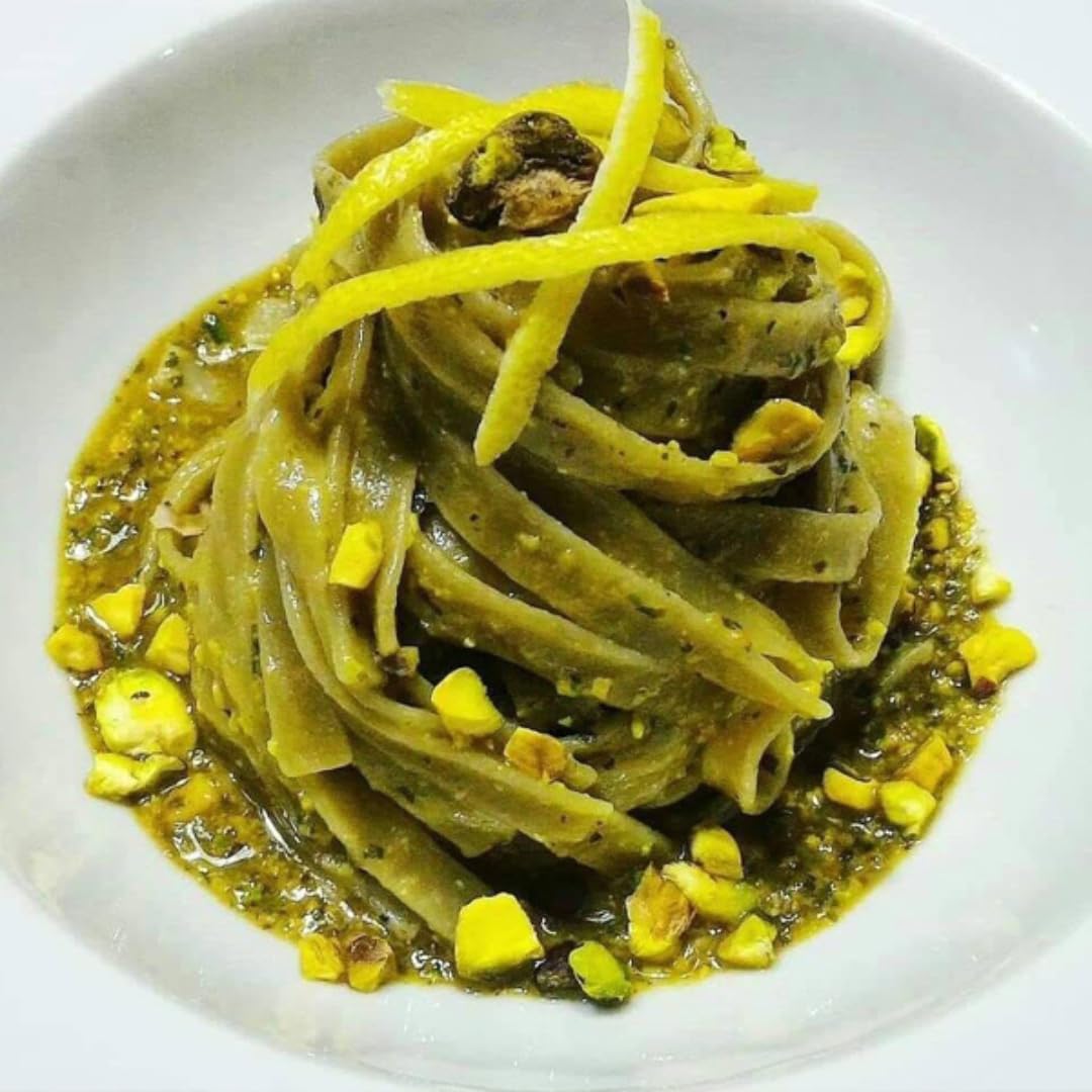 Close-up of GUSTO ETNA Pistachio Pesto texture with oil sheen