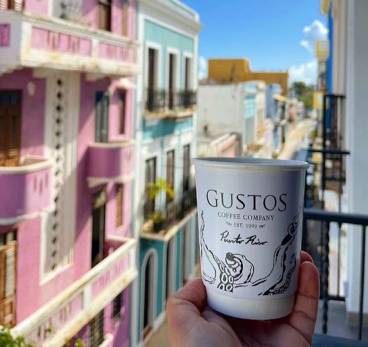 Gustos Premium Selection pour shot demonstrating smooth full-bodied pour-over
