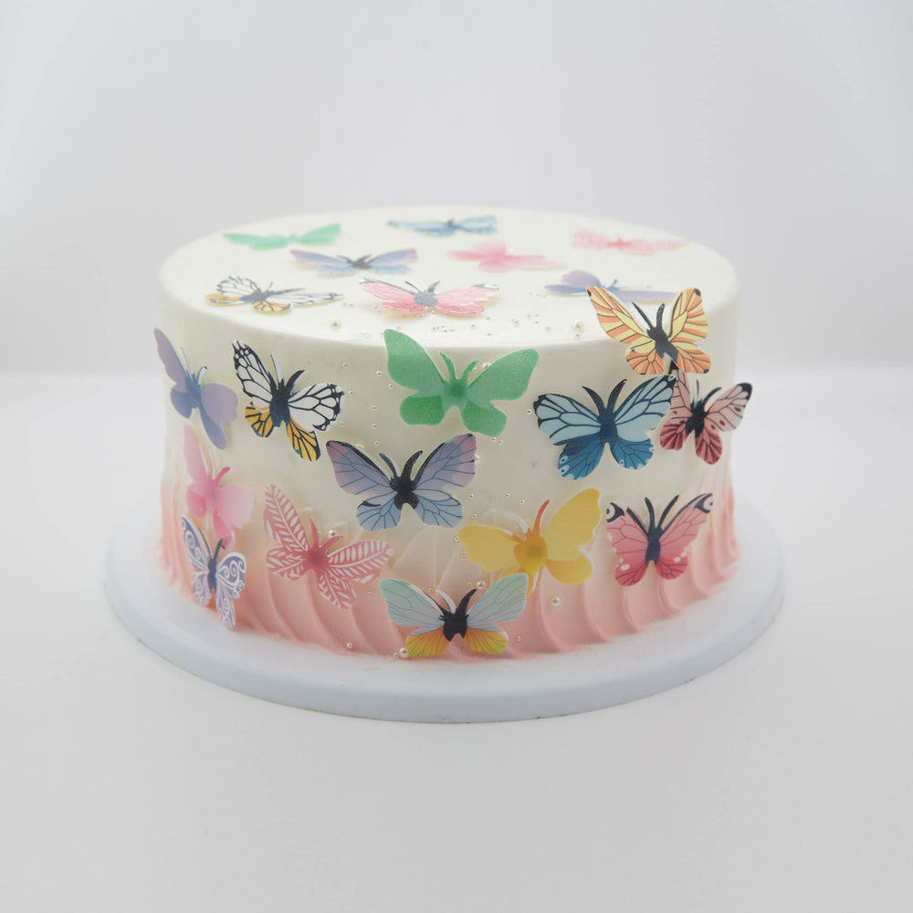 Gyufise edible butterfly topper on cake, ideal for cupcakes and desserts.