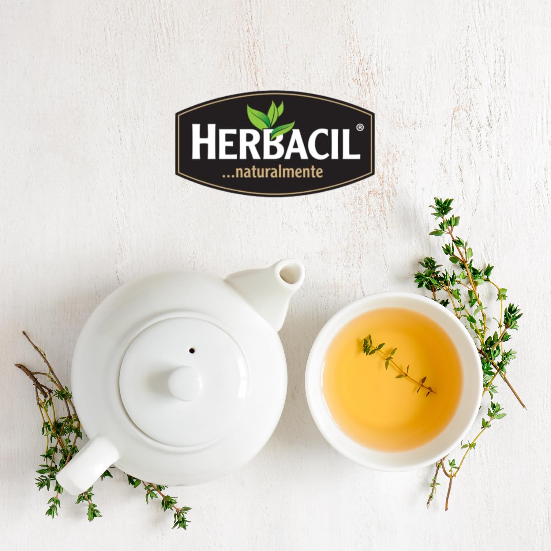 Iced Herbacil Cuachalalate tea with lemon refreshes afternoons.