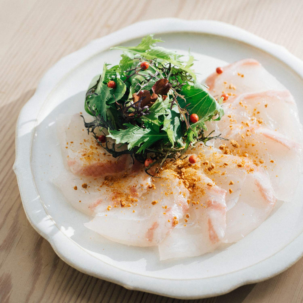 Granulated red and white miso blend in crisp flakes.