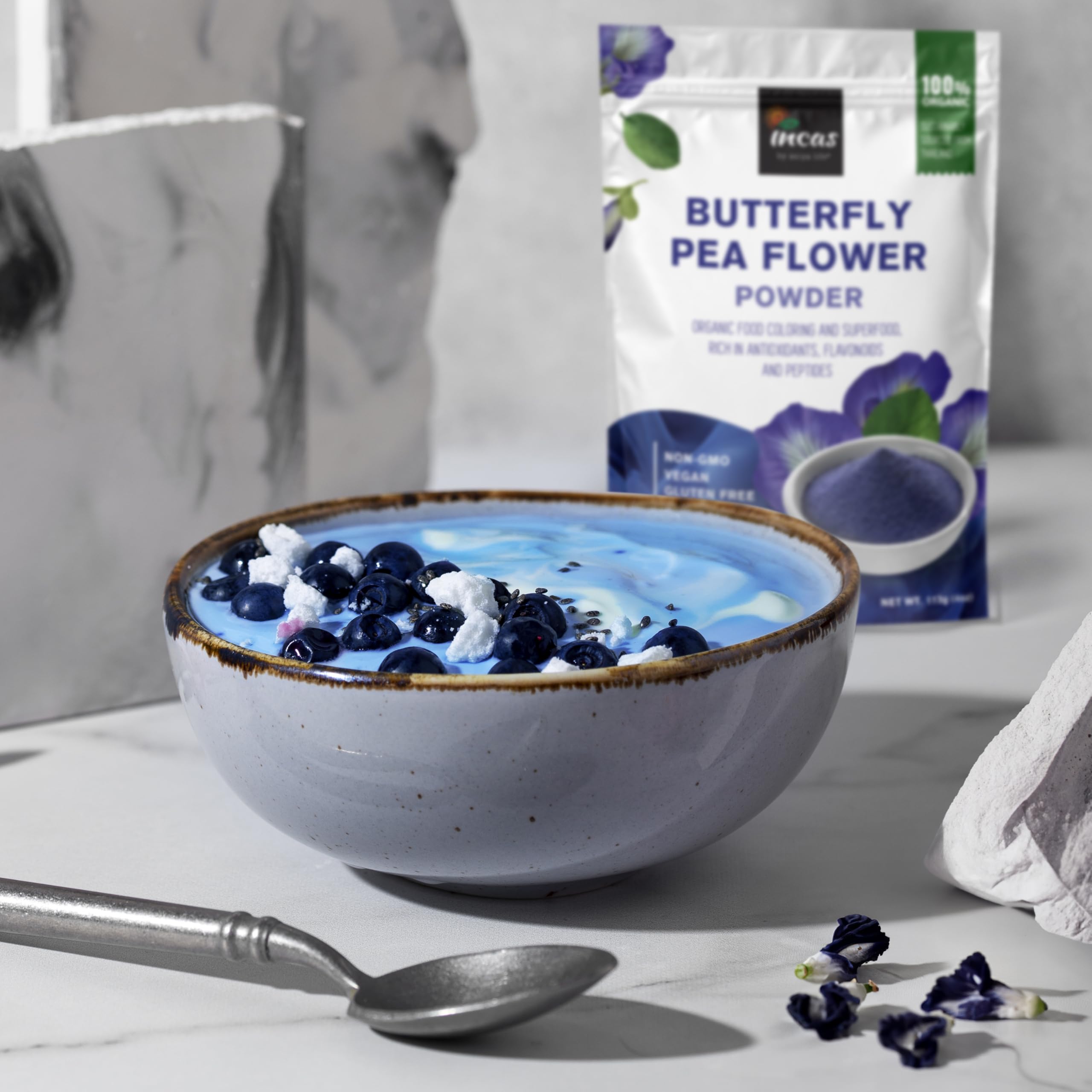 Incas Color-changing tea with lemon demonstrates blue to purple color shift.