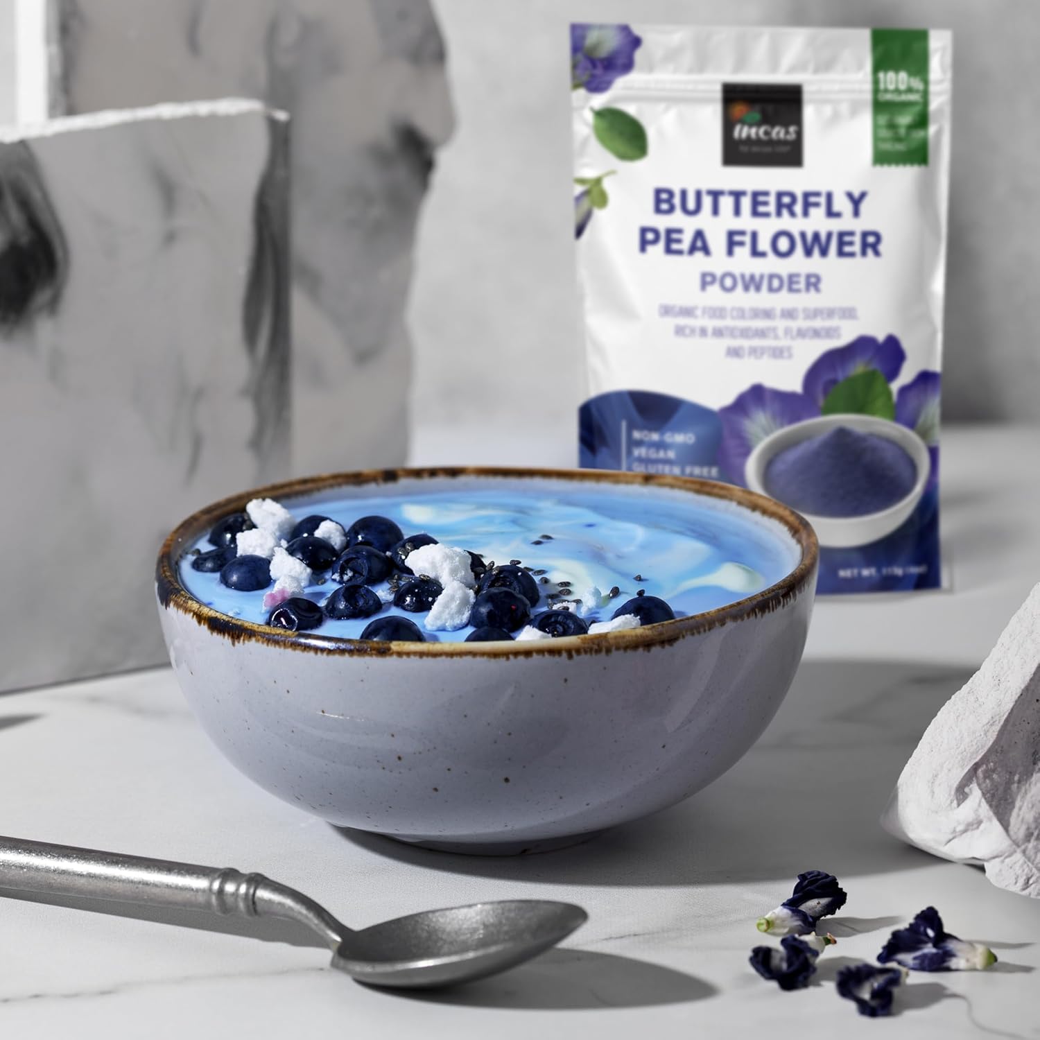 Incas butterfly pea powder with lemon turns blue to purple for color-changing recipes