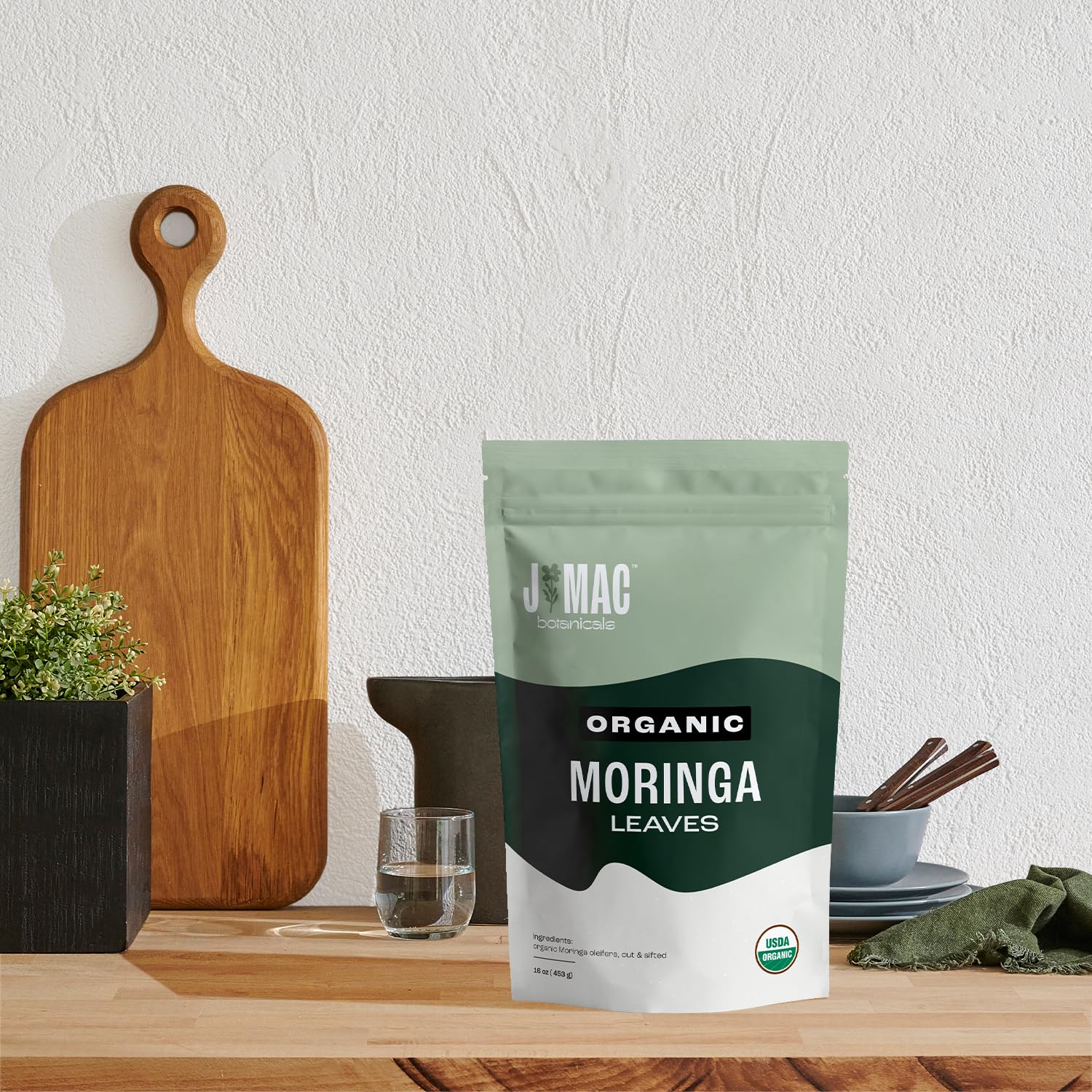 Green moringa leaves with natural aroma, ideal for infusions
