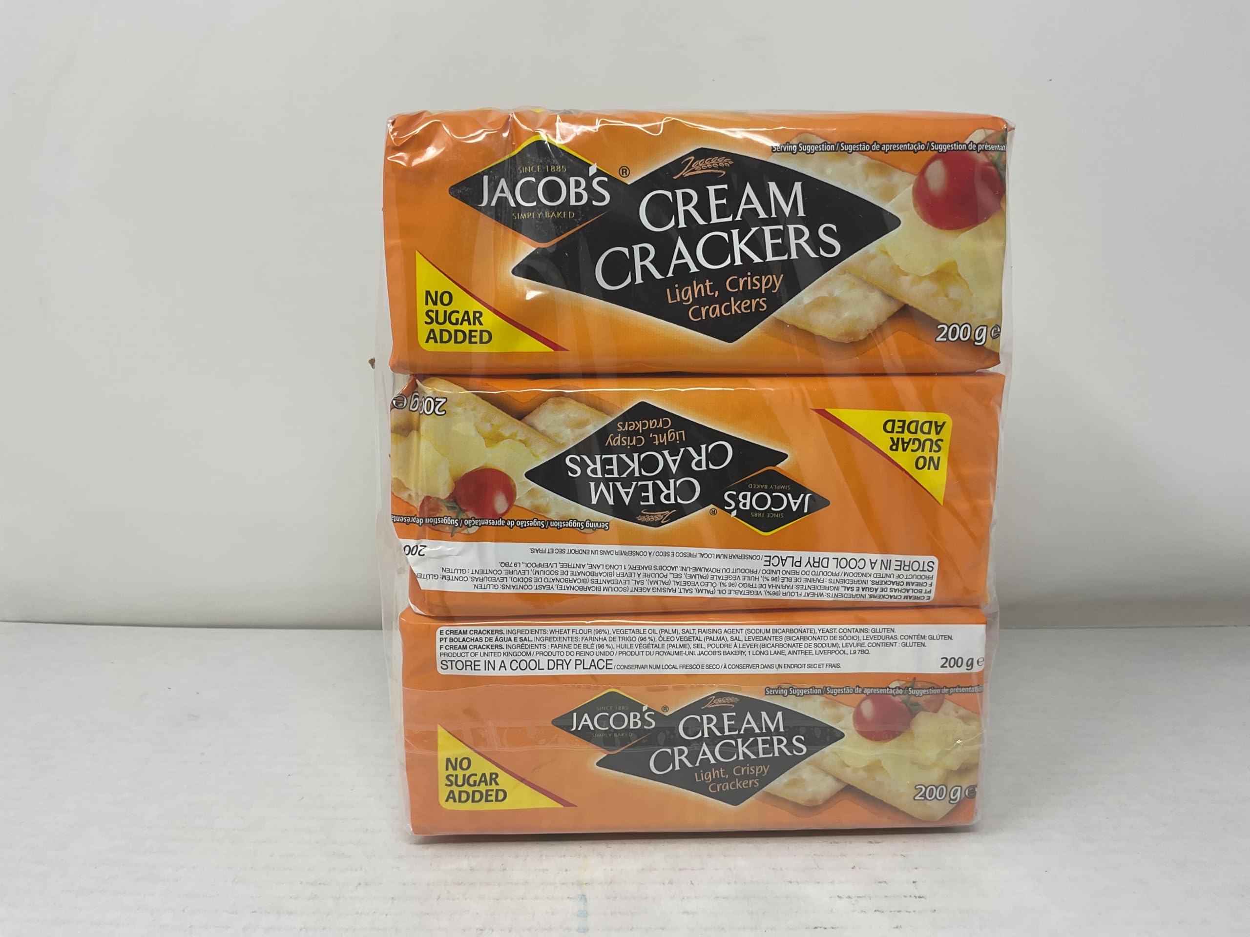 Serving-slices of Jacobs Cream Crackers arranged for quick snacking and entertaining.