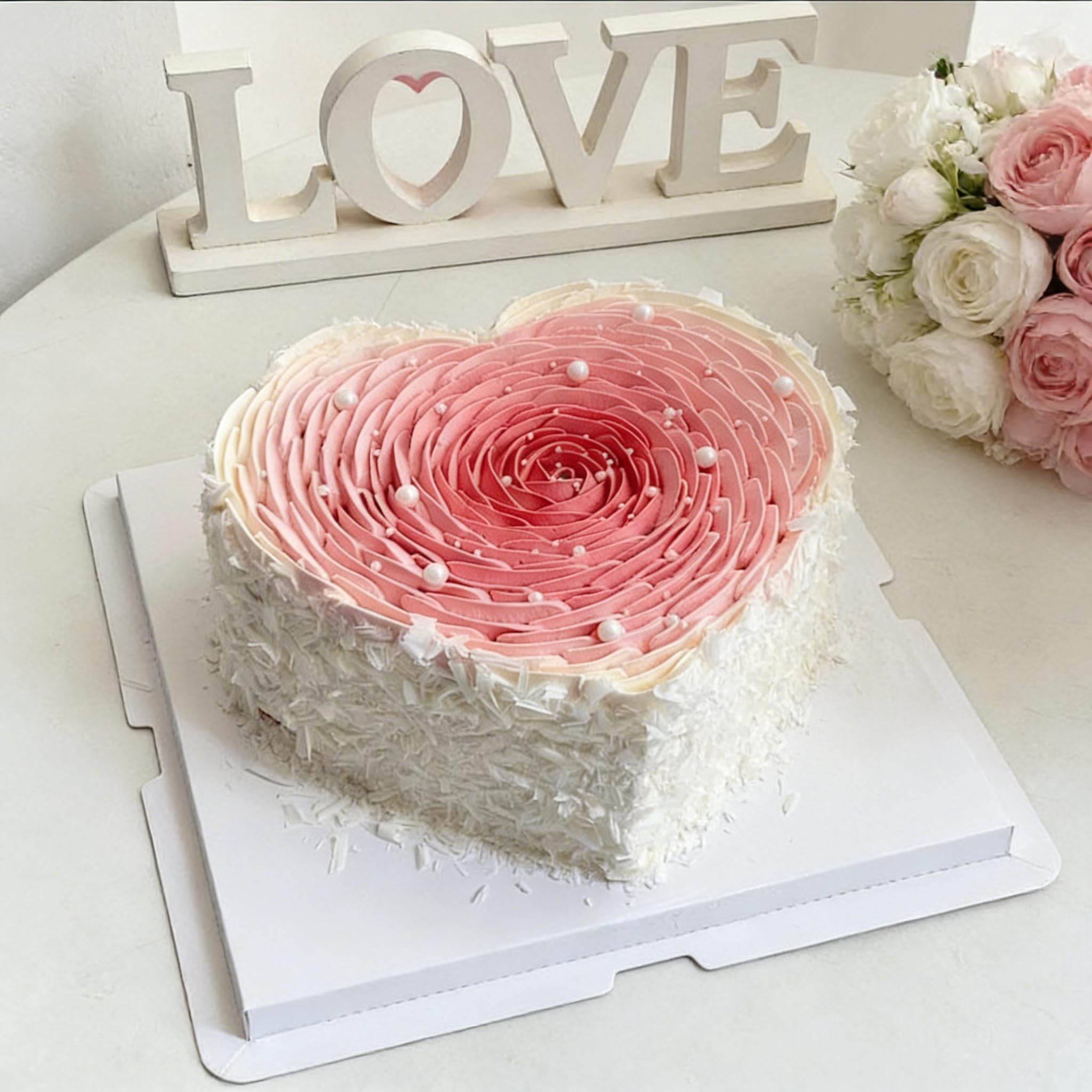 Joyvitas wedding cake pearls create delicate, pearl-like elegance.