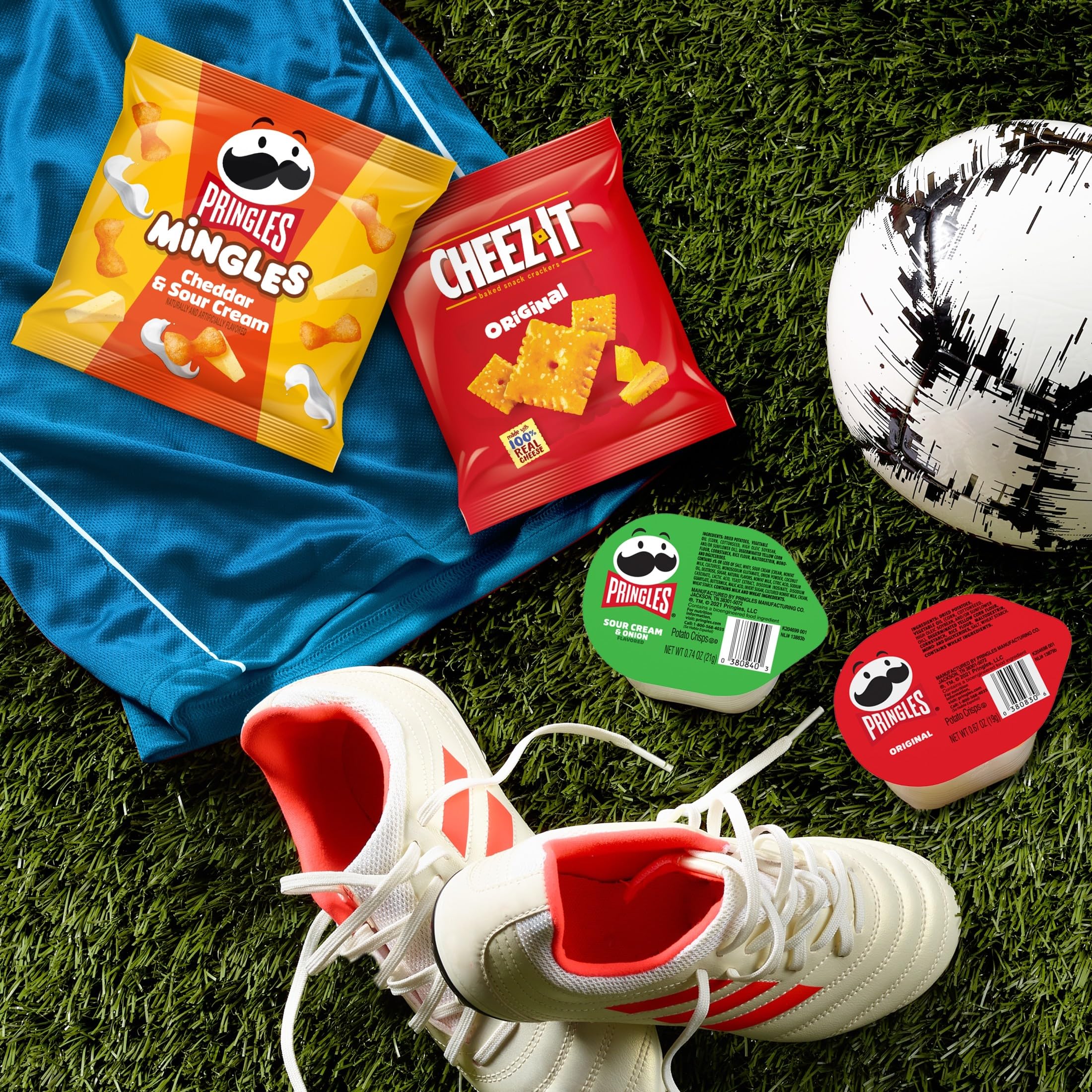 Kellogg's Pringles Mingles Cheddar and Sour Cream, savory mix for variety lovers.