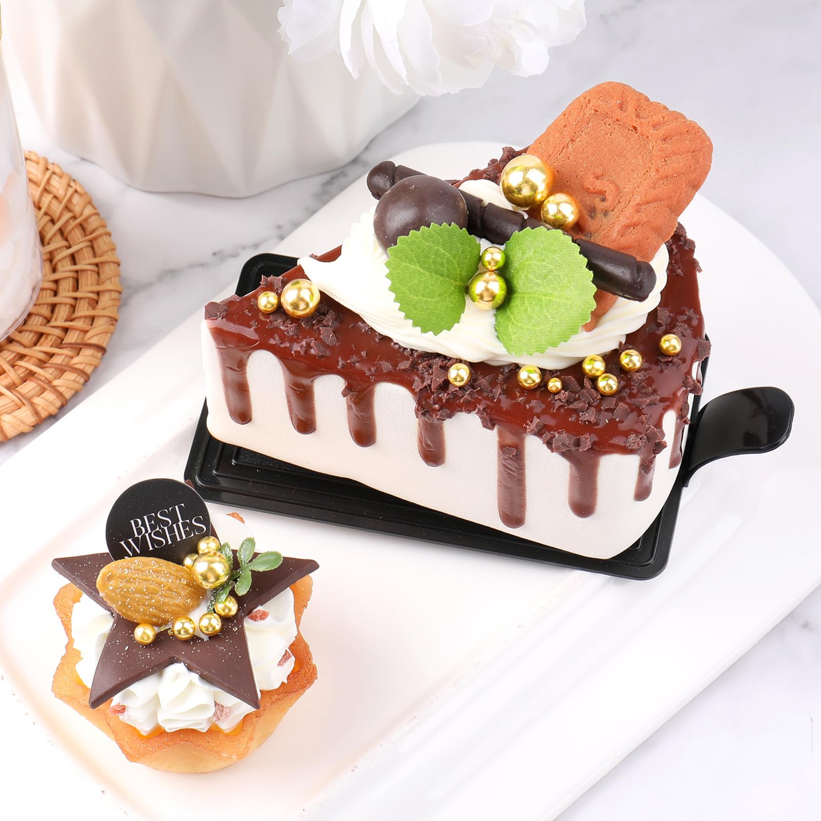 Kercky gold sprinkles set highlights lustrous, premium color on desserts.