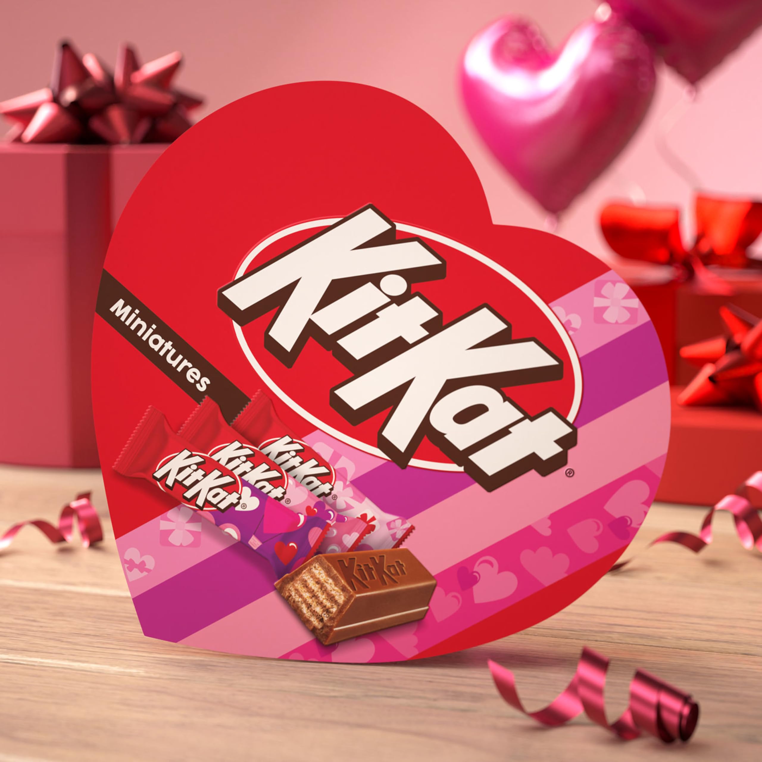 Family sharing moments with KIT KAT Miniatures bars.