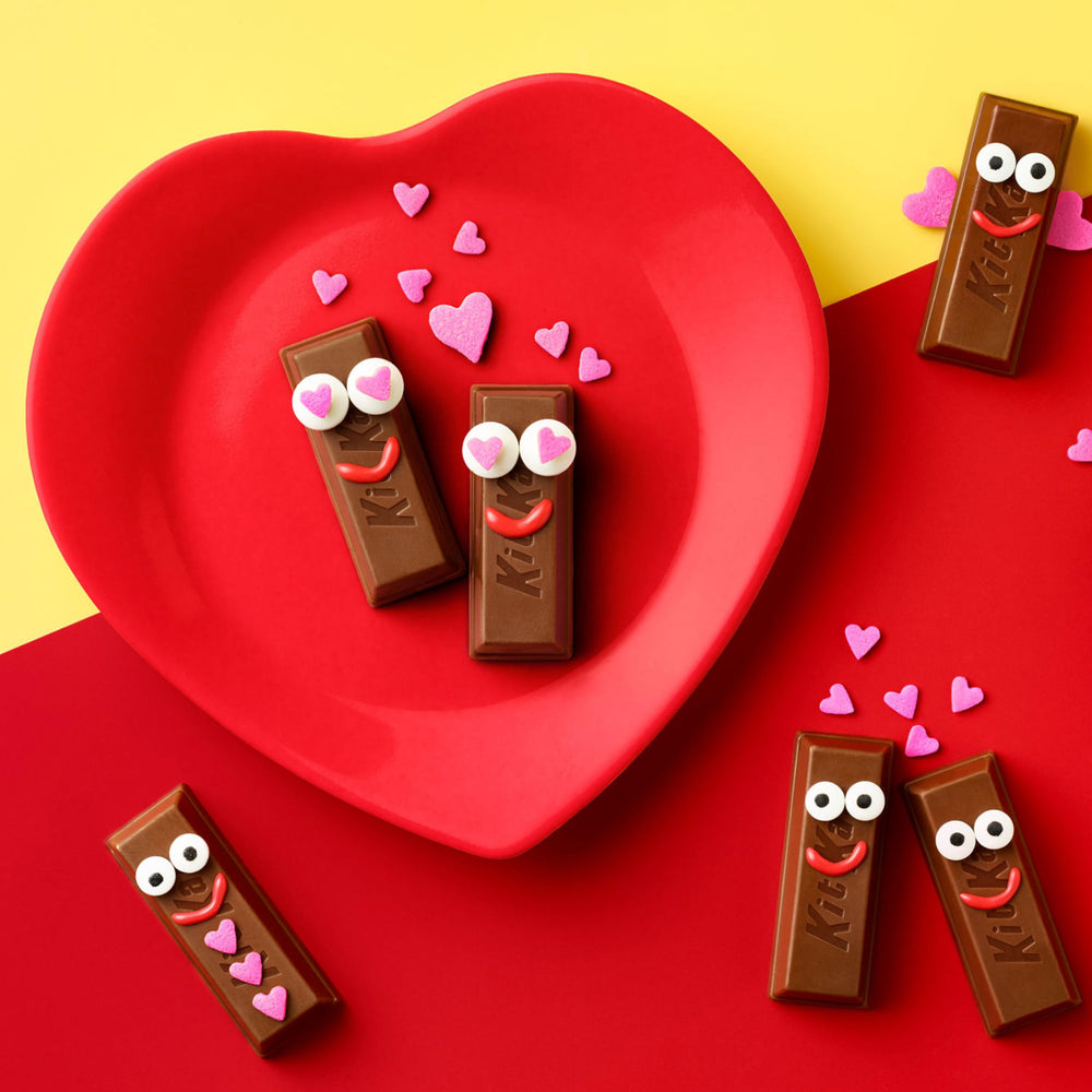 Wedding favors featuring Kit Kat Miniatures for celebrations.