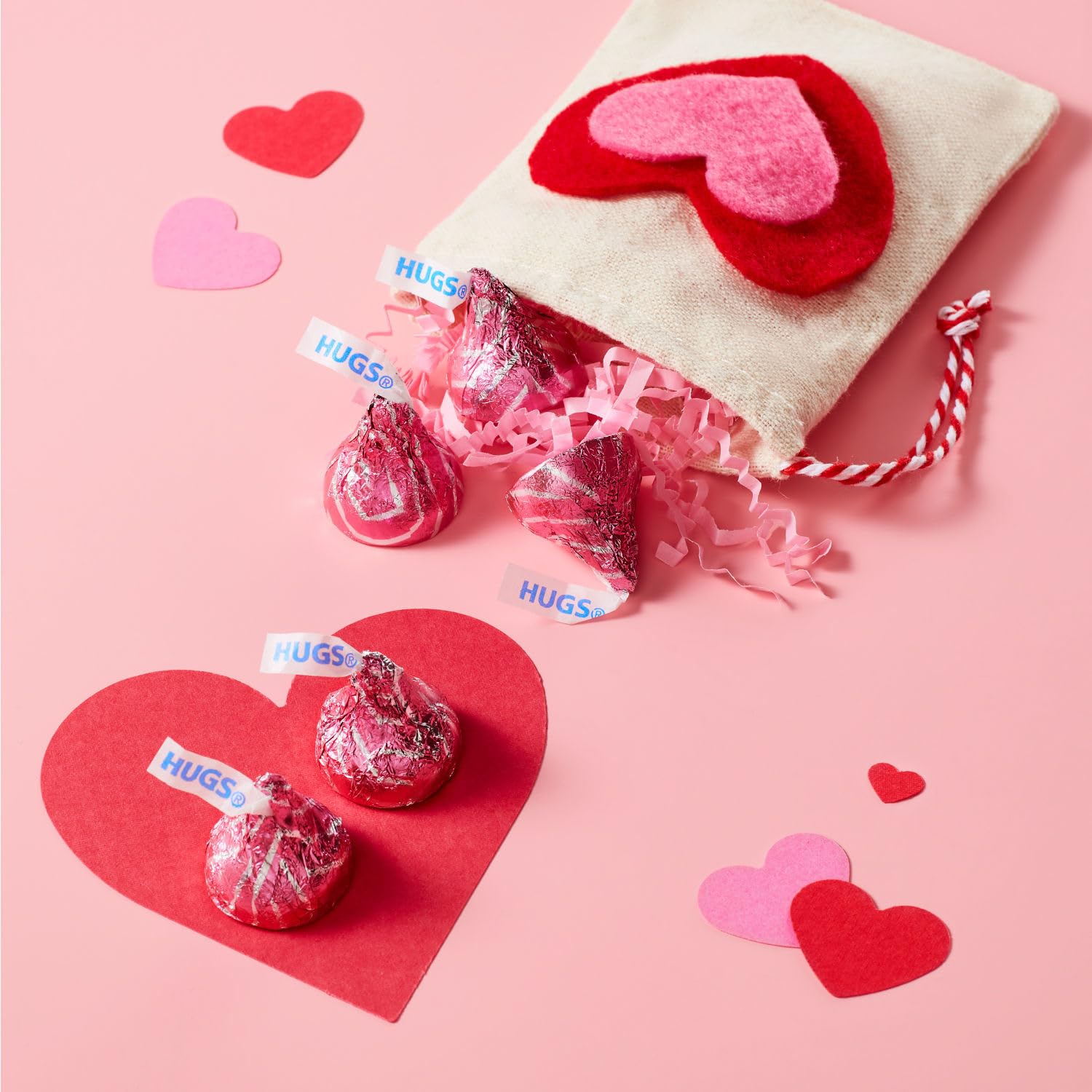 KLICKERS Hugs close-up highlights creamy milk chocolate and white creme, perfect for quick indulgences