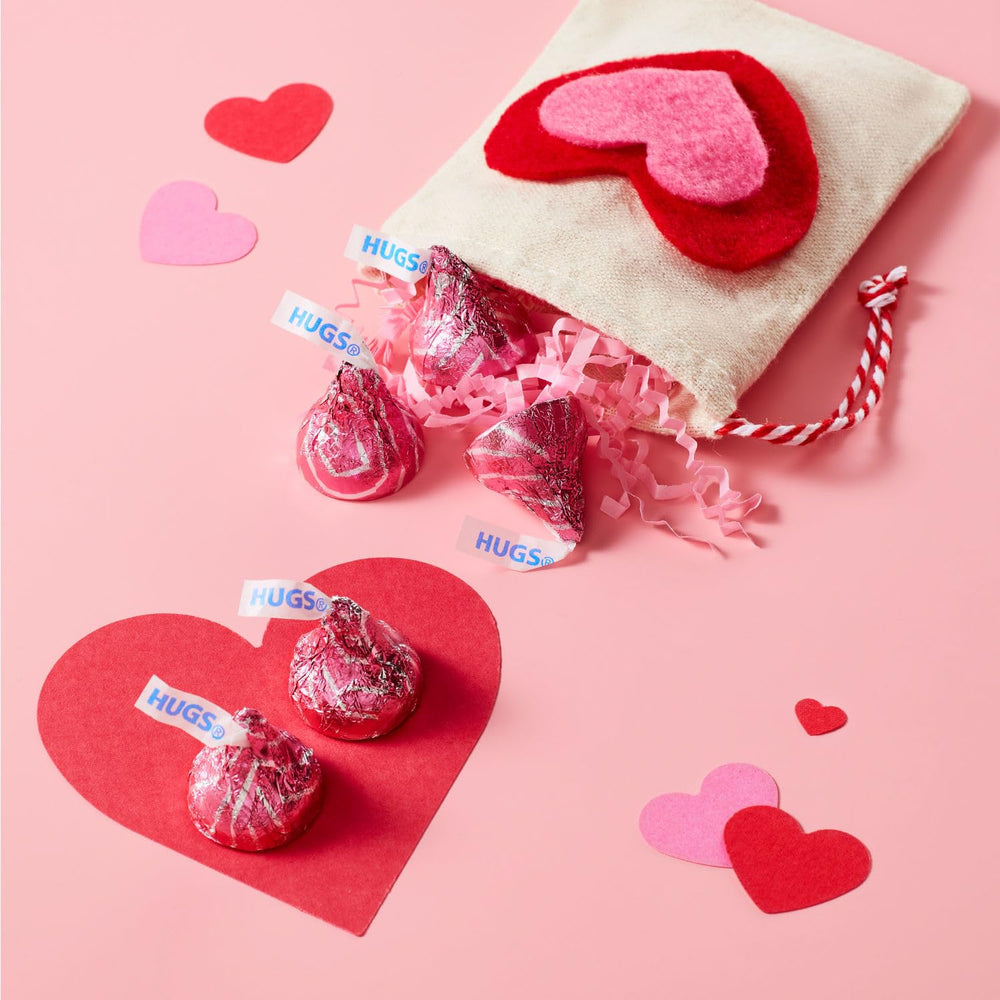 KLICKERS Hugs close-up highlights creamy milk chocolate and white creme, perfect for quick indulgences