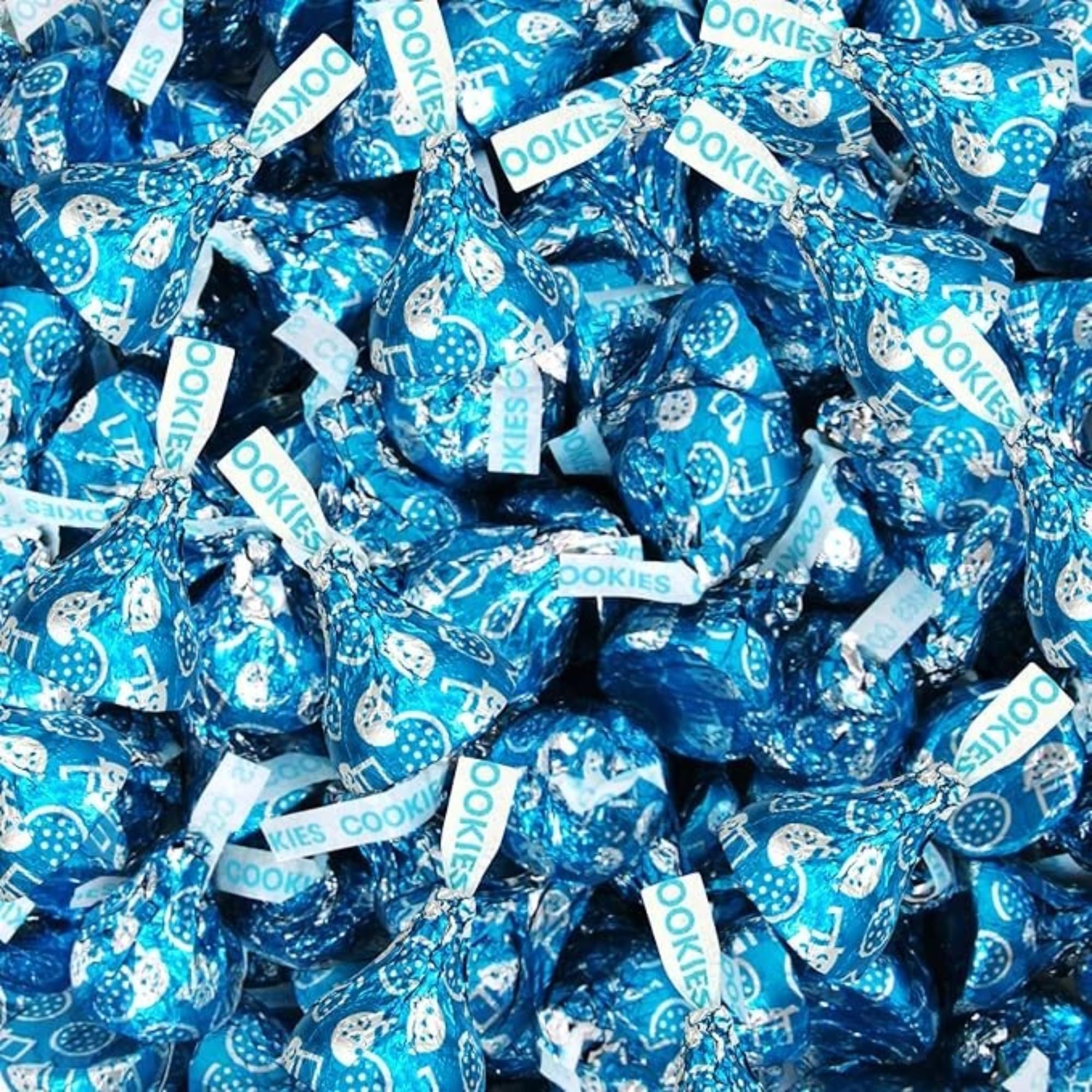 KLUB BULK Cookies & Cream Kiss blue-foil-wrap display, perfect for Halloween treats.