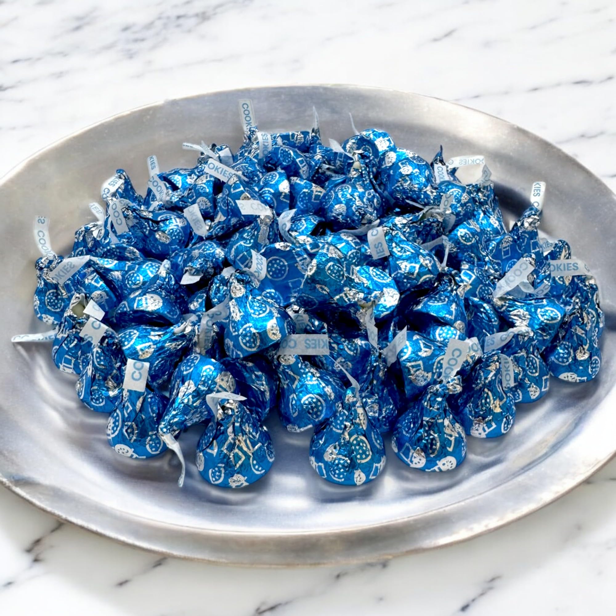 KLUB BULK Cookies & Cream Kiss blue-foil-wrap snack-bags, ideal for gifting and snacking.