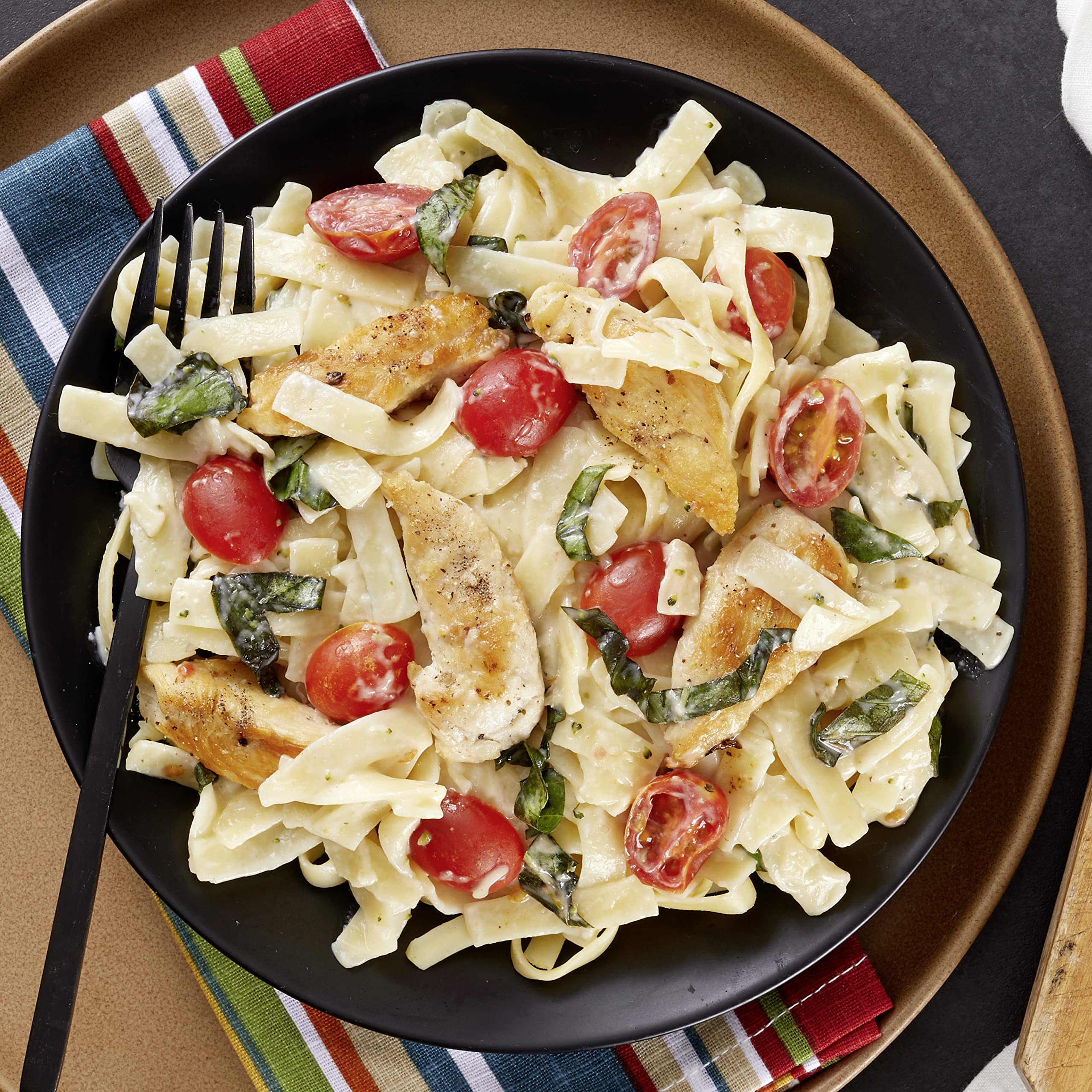 Family dinner scene with Knorr Pasta Sides Alfredo Broccoli.