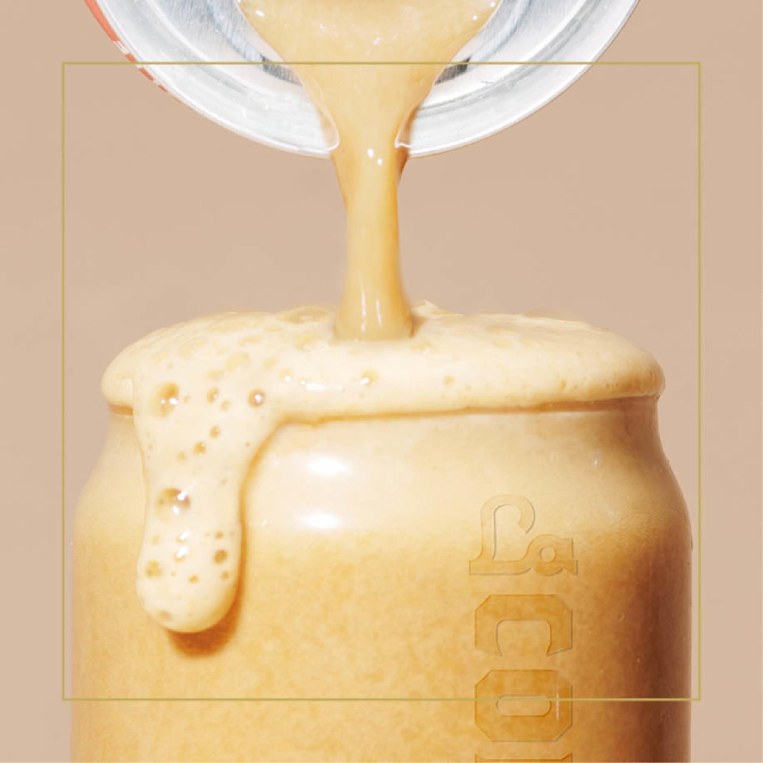 La Colombe Draft Latte pour demonstrates real cold brew with silky milk