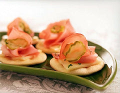 La Unica Regular Crackers soup-dipping close-up, warm and comforting.