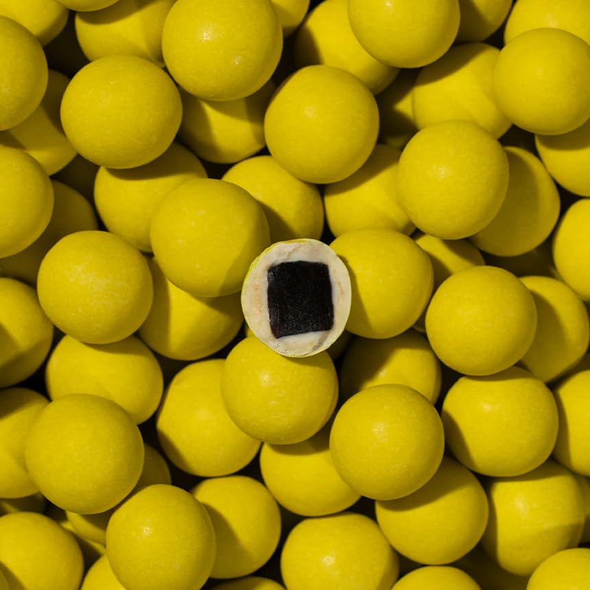 Close-up of LAKRIDS BY BÜLOW Elderflower Regular licorice core with white chocolate.