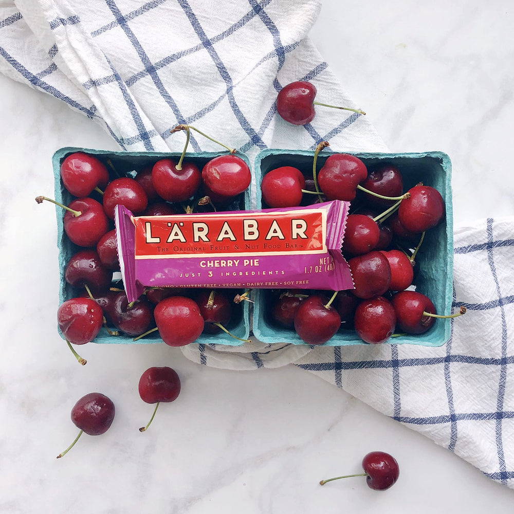 No artificial sweeteners in LÄRABAR Cherry Pie, emphasizing natural flavor.