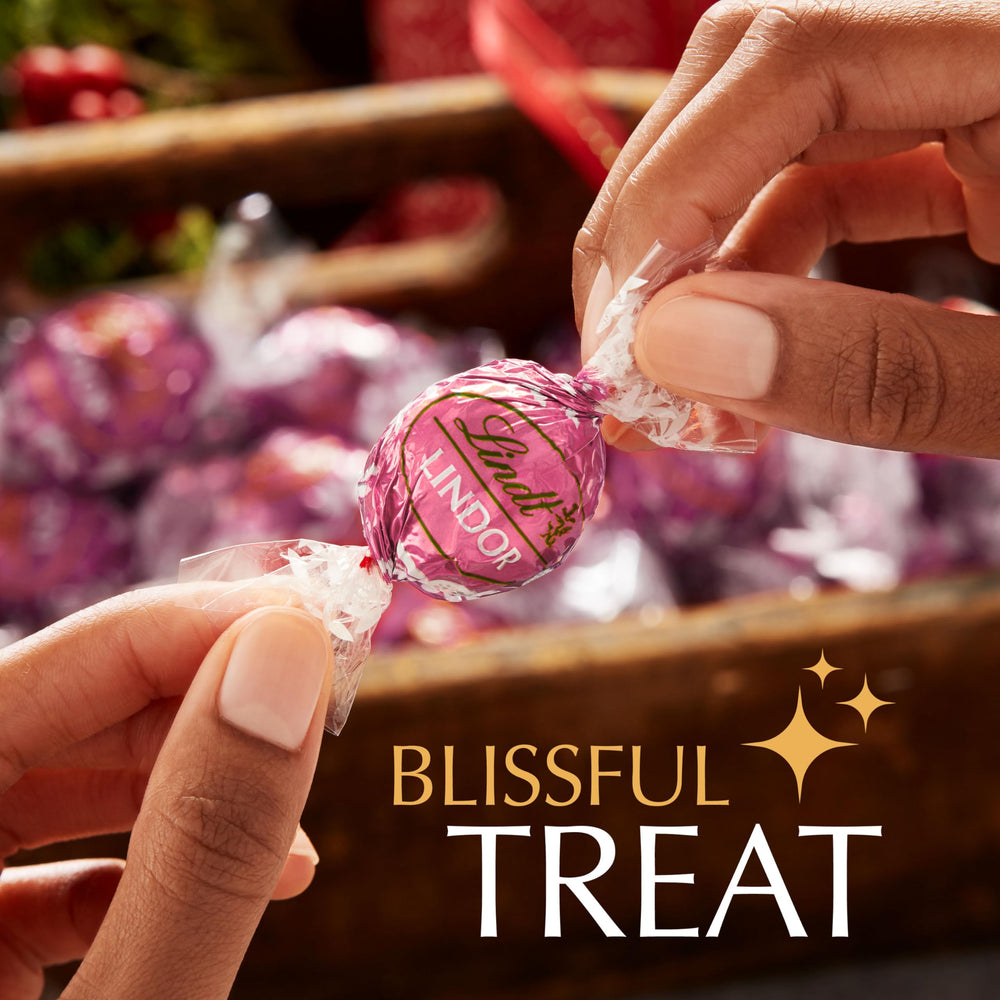 Lindt Lindor Strawberry & Cream 200g packaging, elegant gift-ready presentation.