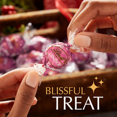 Lindt Lindor Strawberry & Cream 200g packaging, elegant gift-ready presentation.