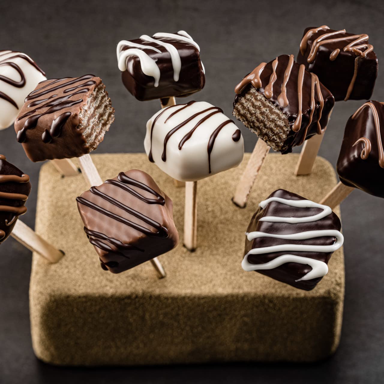 Loacker Quadratini coffee pairing idea suggesting a balanced snack with tea or coffee
