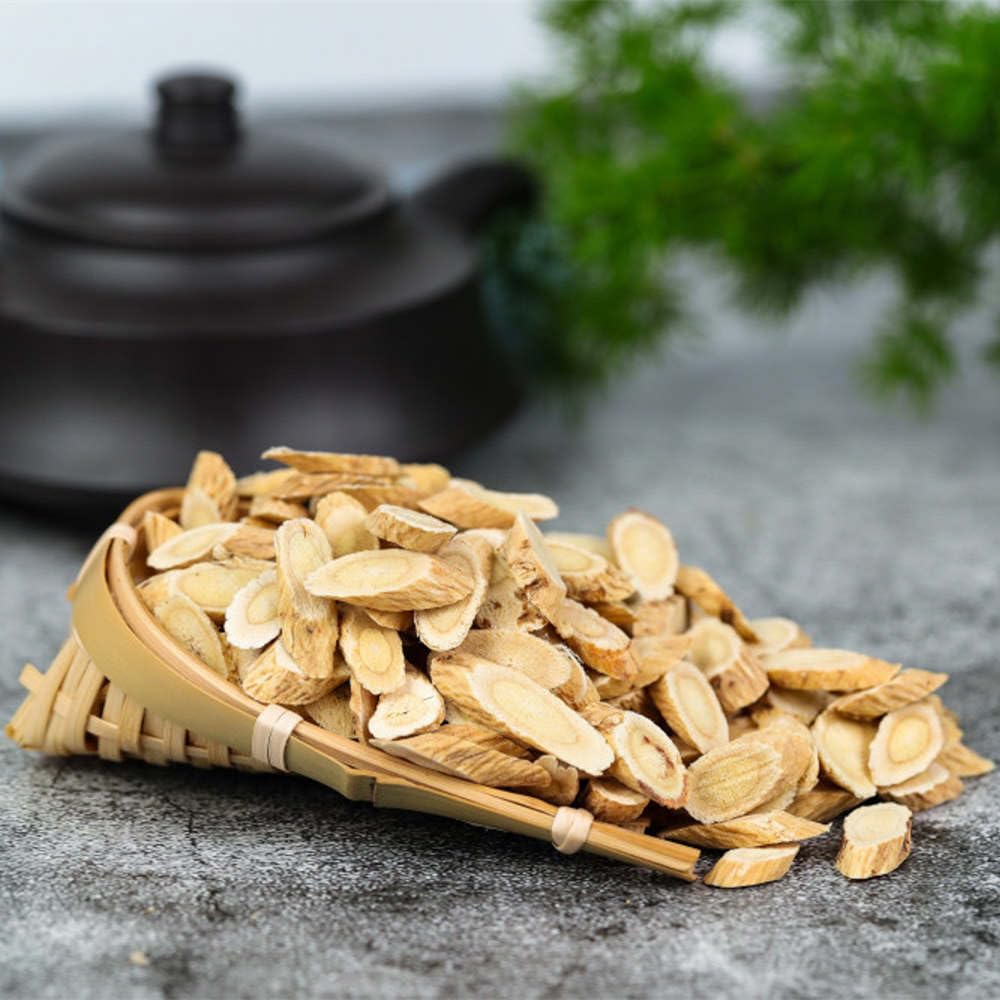 Lucentis steeping reveals gentle aroma of Huangqi tea.