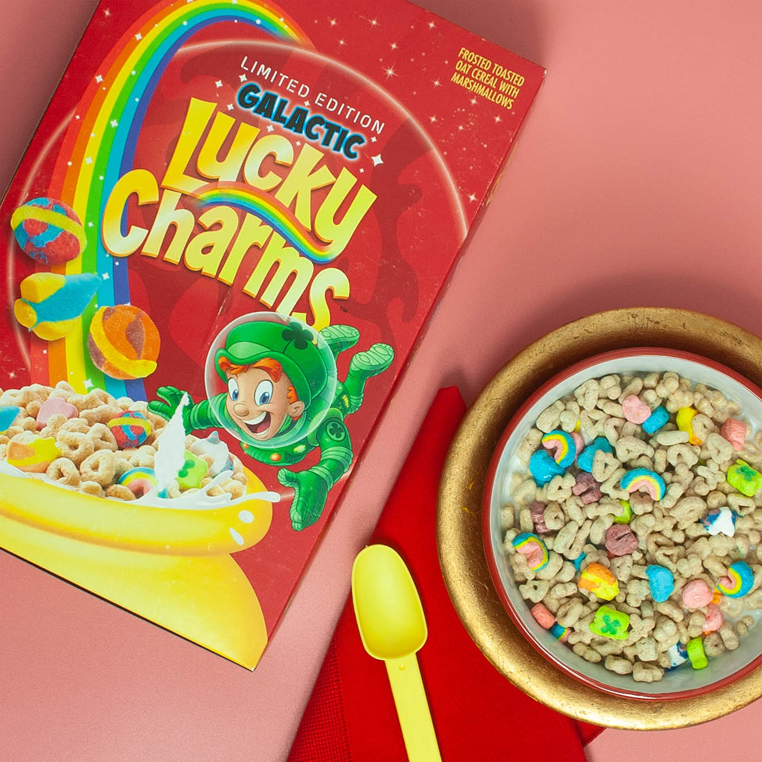 Lucky Charms travel-friendly cereal cup ideal for school, car, or backpack.