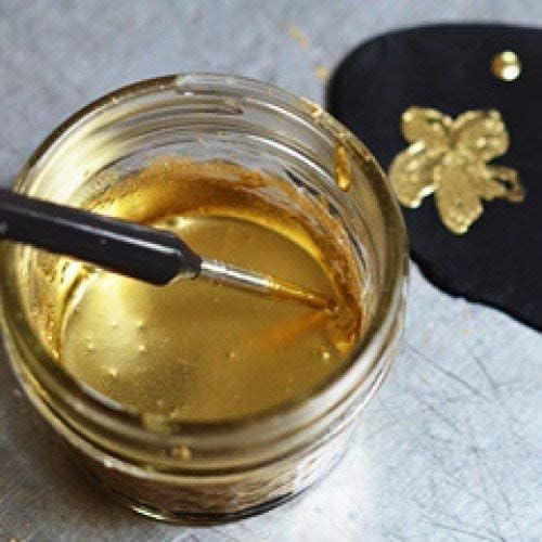 Luxe Cake Gold Highlighter Dust applying on fondant creates realistic shimmer
