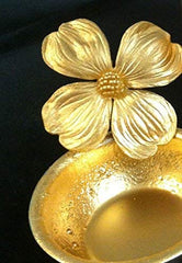 Luxe Cake 24K Gold Dust on chocolate for vivid gilded accents