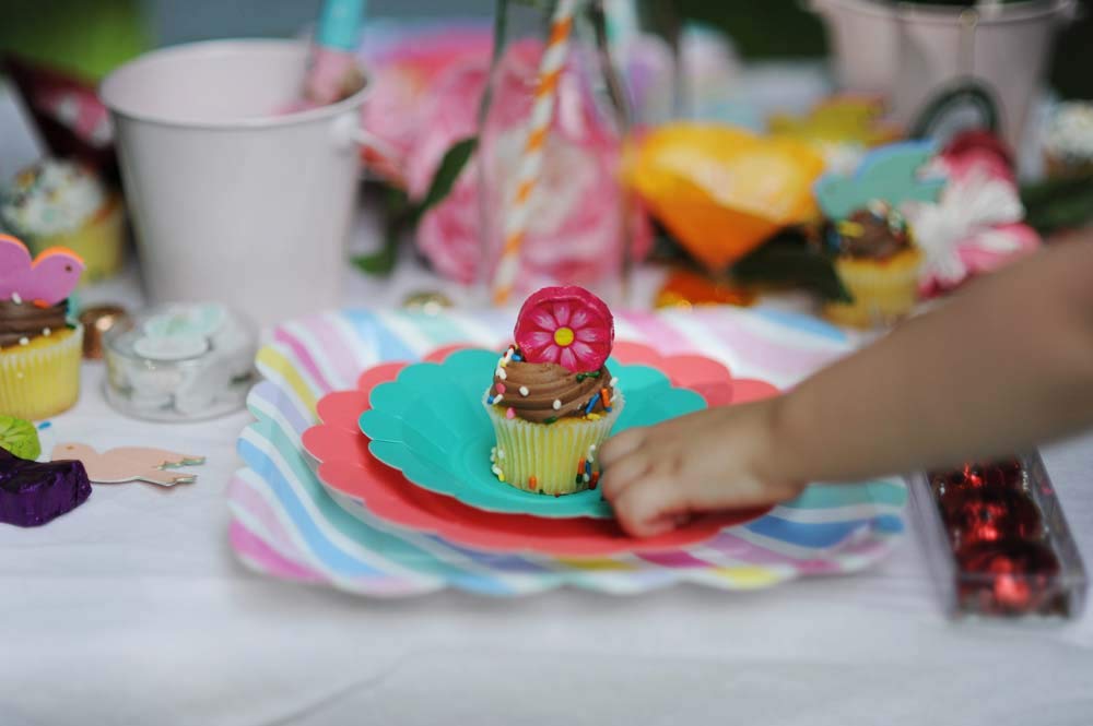 Madelaine gerbera-daisy design elevates gift presentation.