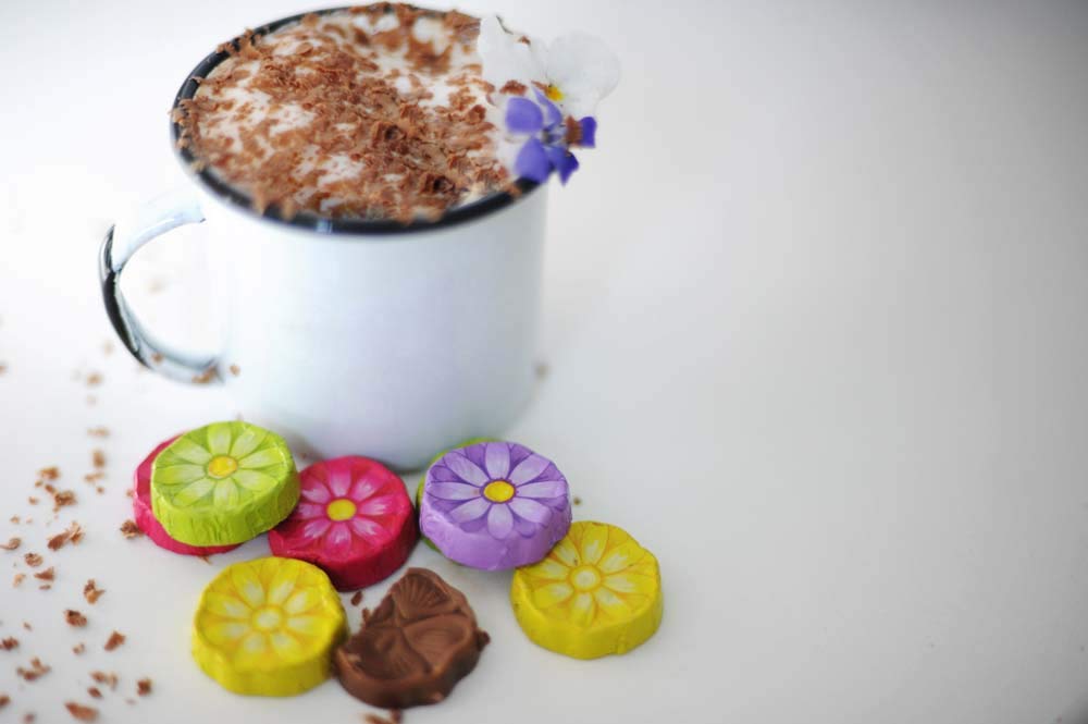 Gift-friendly packaging with daisies and Italian foil by Madelaine.