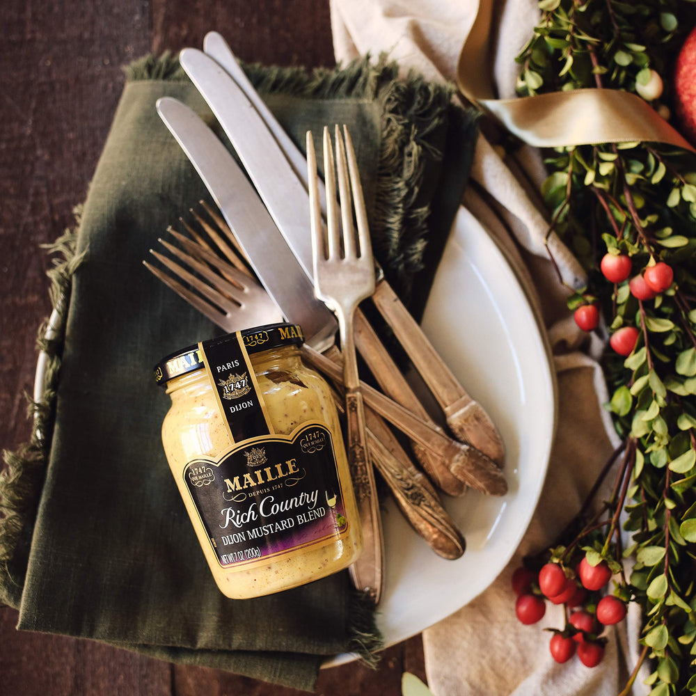 Honey Dijon label close-up ideal for glazes and vinaigrettes.