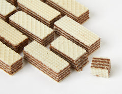 Manner Neapolitaner wafers cross-section reveals creamy hazelnut filling
