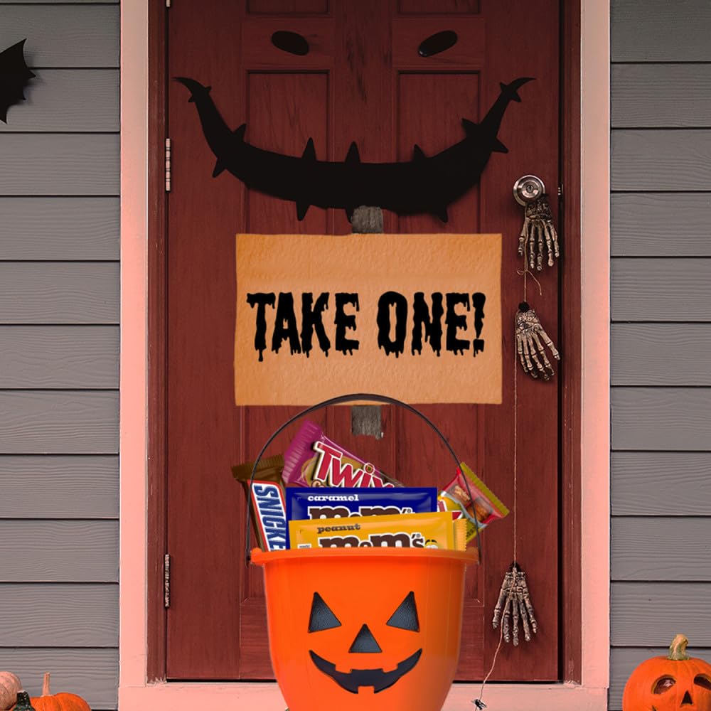 Mars TWIX Original full-size bar with crisp cookie layer for a crunchy twist.