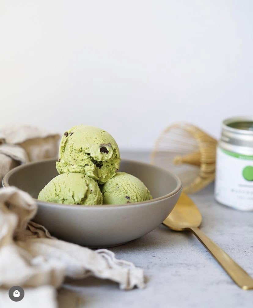 Smoothie bowl with Matcha Kari powder for antioxidant boost.